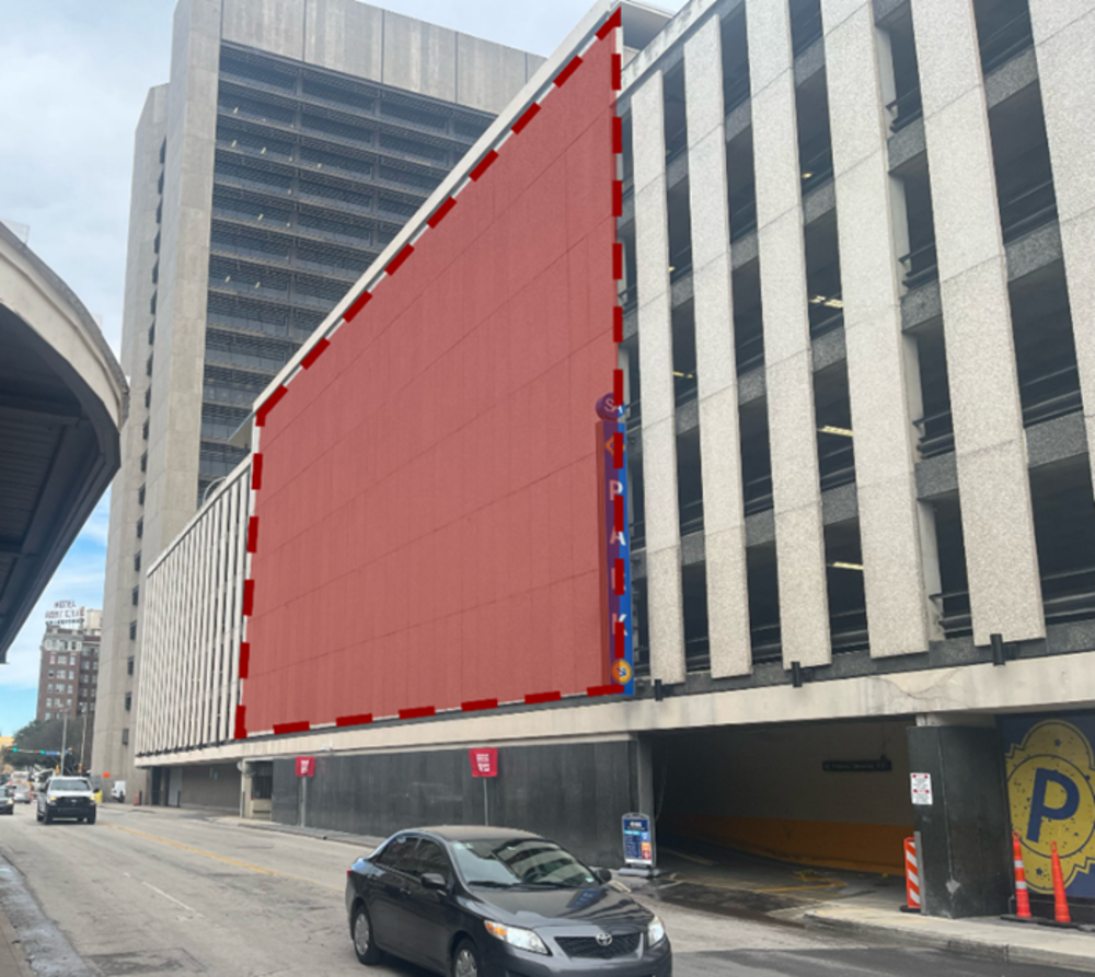 Esta foto muestra la ubicación del proyecto de arte público City Tower Flores St. desde Street View. Hay un cuadrado rojo que resalta la ubicación del mural.