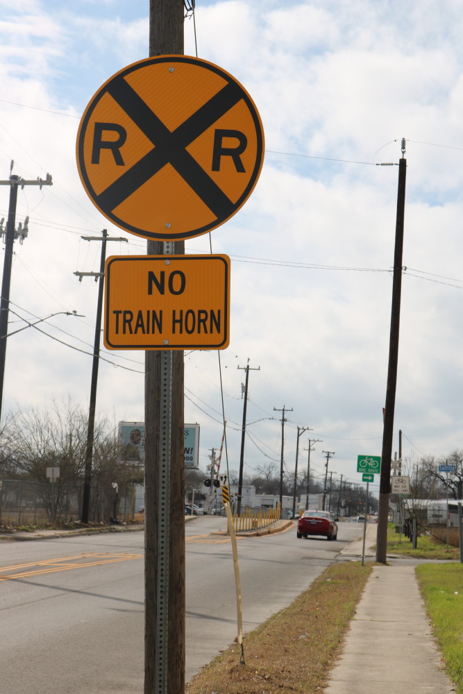 rail road crossing sign that says no train horn