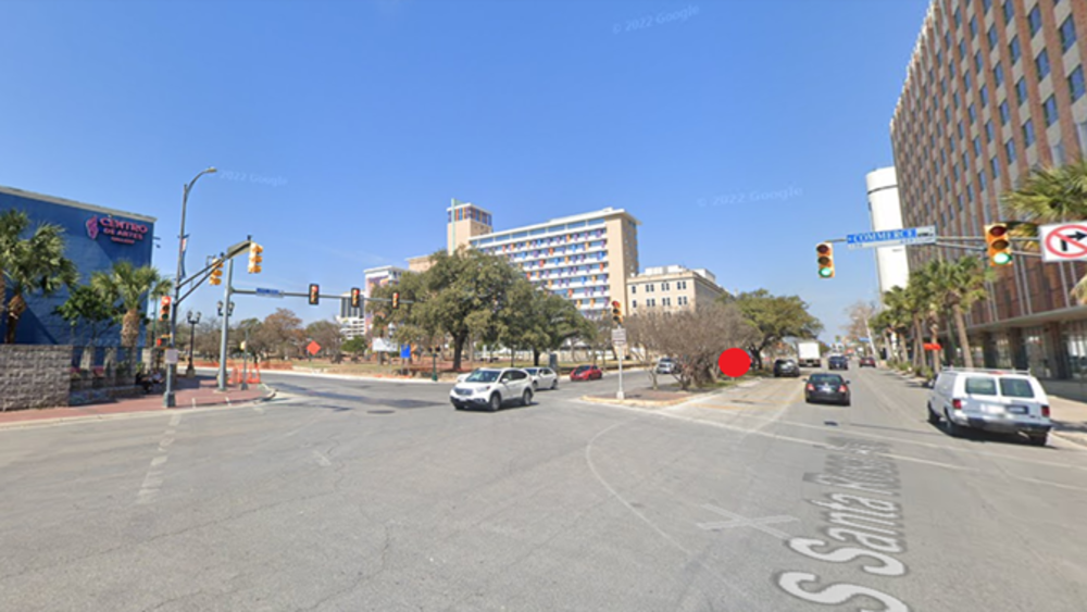 이 사진은 북쪽을 바라보고 있는 Santa Rosa Street의 Commerce 스트리트 뷰를 보여줍니다. 빨간색 원은 대략적인 프로젝트 위치를 나타냅니다.