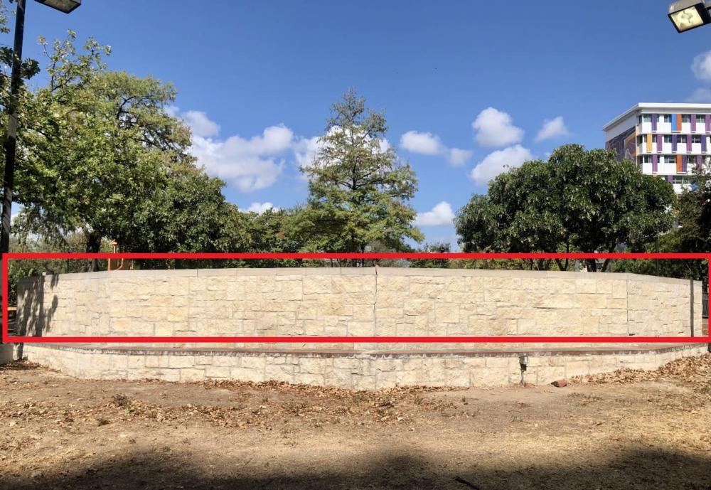 Esta foto muestra el sitio propuesto para el mural, en la parte trasera del banco en el extremo este del Parque Milam. Hay un rectángulo rojo que muestra la ubicación del mural.