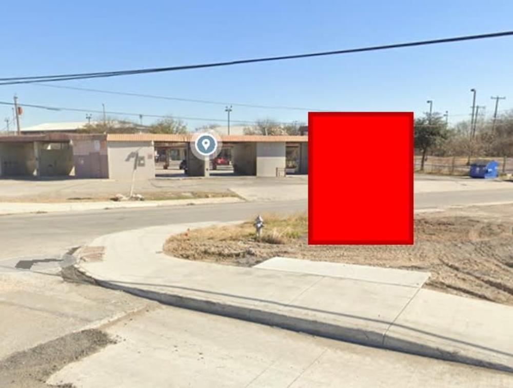 Dieses Foto zeigt den Standort des Old Highway 90-Projekts aus der Straßenansicht. Es gibt ein rotes Quadrat, das den Standort der Skulptur anzeigt.